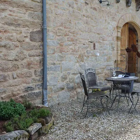 La Cour Pavee Nyaraló Sebrazac