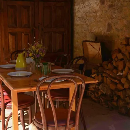 La Cour Pavee * Sebrazac