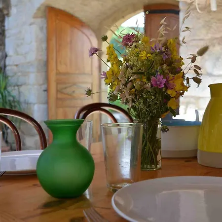 La Cour Pavee Sebrazac